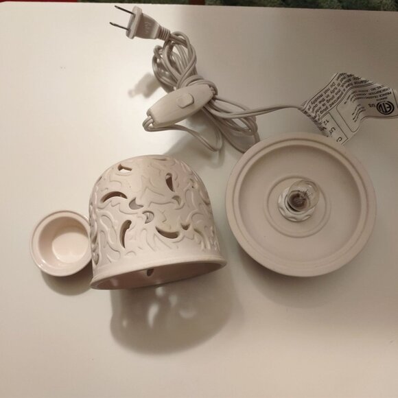 Ceramic Electric Candle Wax Warmer With Cutout Design & Plug-In Cord-LIKE NEW - Picture 4 of 8